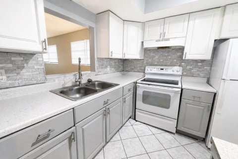 Copropriété à louer à Pompano Beach, Floride: 2 chambres, 74.32 m2 № 2378543 - photo 7