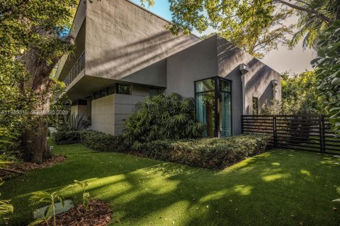 Casa en venta en Miami, Florida, 6 dormitorios, 531.49 m2 № 2002353 - foto 9