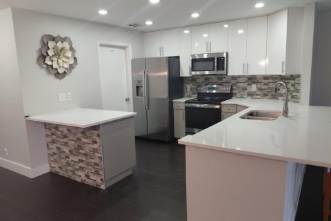 Townhouse in Deerfield Beach, Florida 2 bedrooms, 132.76 sq.m. № 2192872 - photo 9