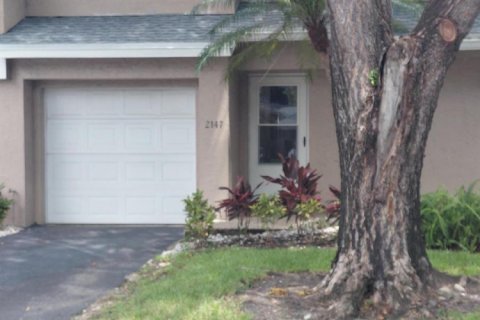 Townhouse in Deerfield Beach, Florida 2 bedrooms, 132.76 sq.m. № 2192872 - photo 2