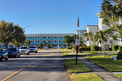 Condominio en venta en Saint Petersburg, Florida, 2 dormitorios, 78.97 m2 № 2144027 - foto 2