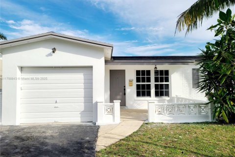 House in Lauderdale Lakes, Florida 2 bedrooms, 108.05 sq.m. № 1646226 - photo 1
