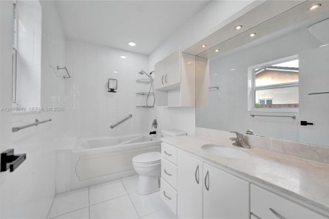 Casa en venta en Dania Beach, Florida, 3 dormitorios, 183.76 m2 № 2177287 - foto 30