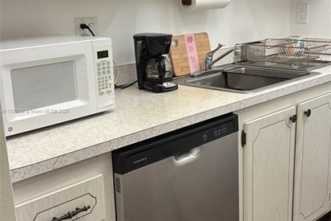 Condo in Miami, Florida, 1 bedroom № 1934324 - photo 9