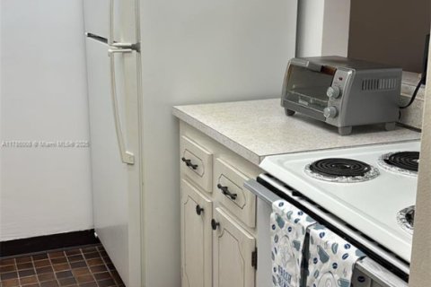 Condo in Miami, Florida, 1 bedroom № 1934324 - photo 10