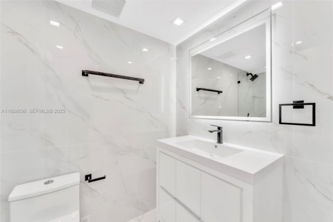 Condo in Sunny Isles Beach, Florida, 2 bedrooms  № 2076716 - photo 15