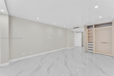 Condo in Sunny Isles Beach, Florida, 2 bedrooms  № 2076716 - photo 13
