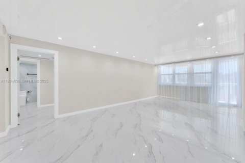 Condo in Sunny Isles Beach, Florida, 2 bedrooms  № 2076716 - photo 4