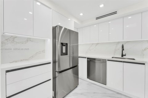 Condo in Sunny Isles Beach, Florida, 2 bedrooms  № 2076716