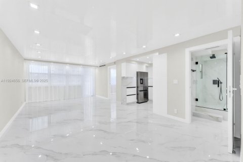 Condo in Sunny Isles Beach, Florida, 2 bedrooms  № 2076716 - photo 5