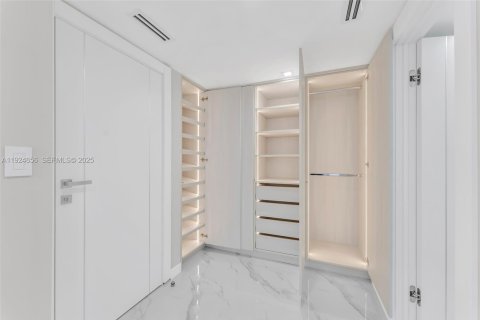 Condo in Sunny Isles Beach, Florida, 2 bedrooms  № 2076716 - photo 14