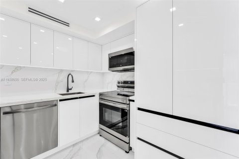 Condo in Sunny Isles Beach, Florida, 2 bedrooms  № 2076716 - photo 3