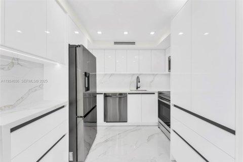 Condo in Sunny Isles Beach, Florida, 2 bedrooms  № 2076716 - photo 2