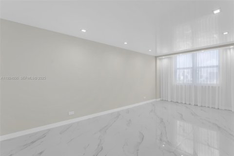 Condo in Sunny Isles Beach, Florida, 2 bedrooms  № 2076716 - photo 11