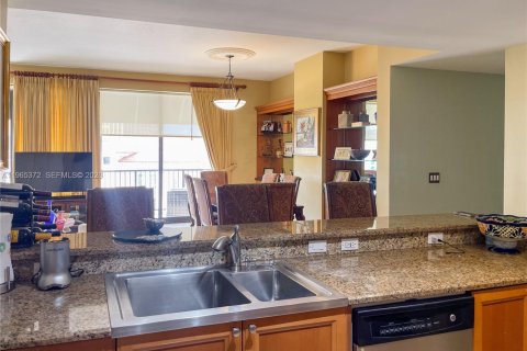 Condo in Coral Gables, Florida, 3 bedrooms  № 2027131 - photo 13