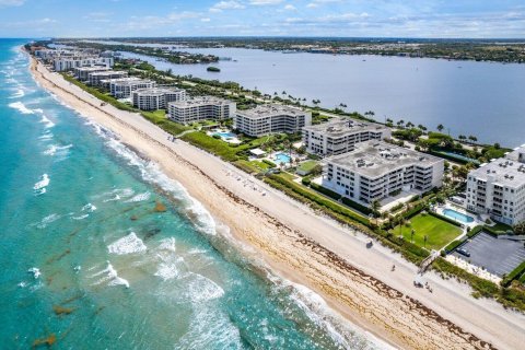 Condo in Palm Beach, Florida, 2 bedrooms  № 1210586 - photo 1