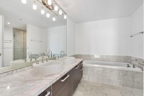 Condominio en venta en Miami, Florida, 2 dormitorios, 120.12 m2 № 1981770 - foto 15