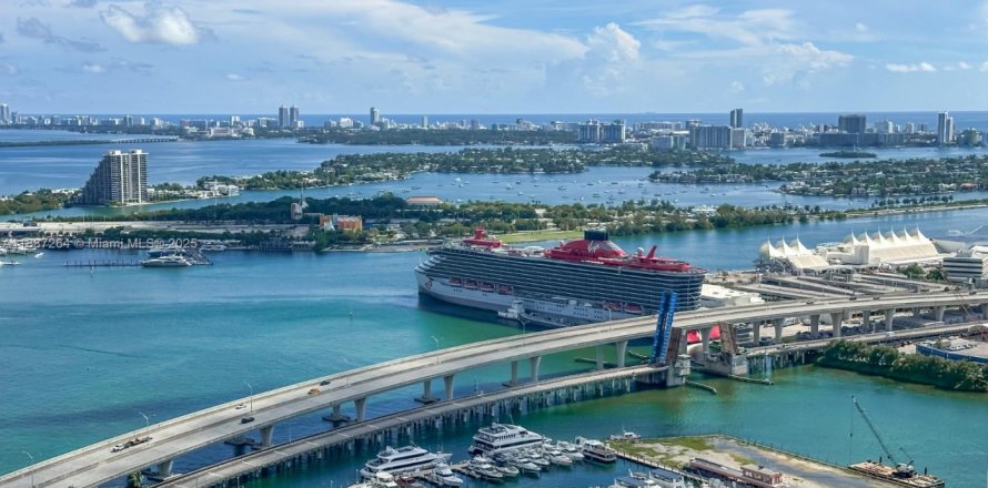 Condominio en Miami, Florida, 2 dormitorios № 1981770