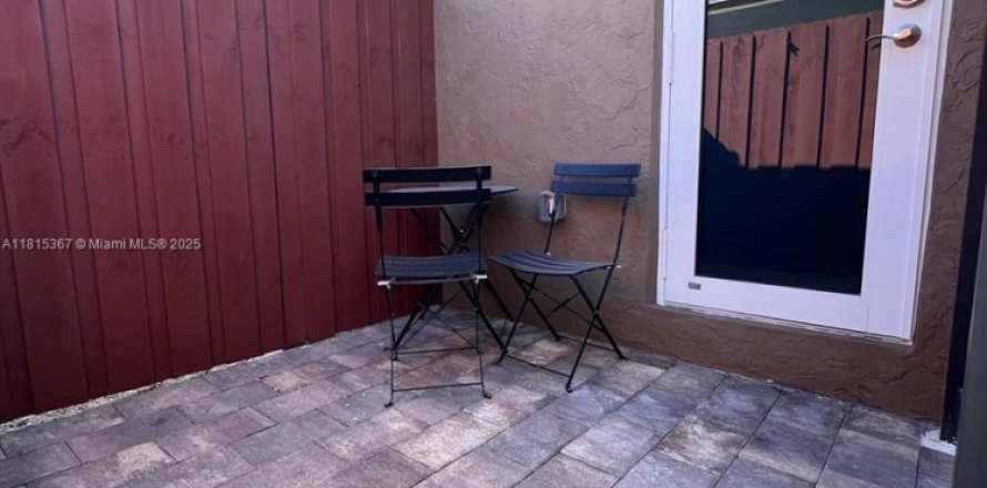 Commercial property in Miami, Florida 1 bedroom, 198.25 sq.m. № 1766883