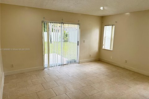 House in Miramar, Florida 4 bedrooms, 187.66 sq.m. № 1952521 - photo 15