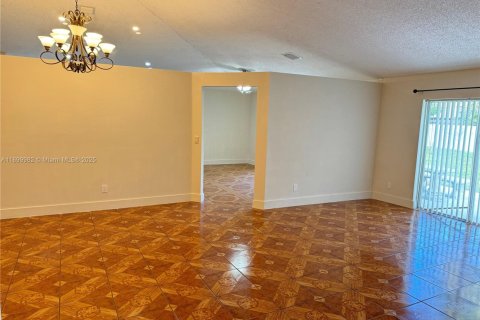 House in Miramar, Florida 4 bedrooms, 187.66 sq.m. № 1952521 - photo 5