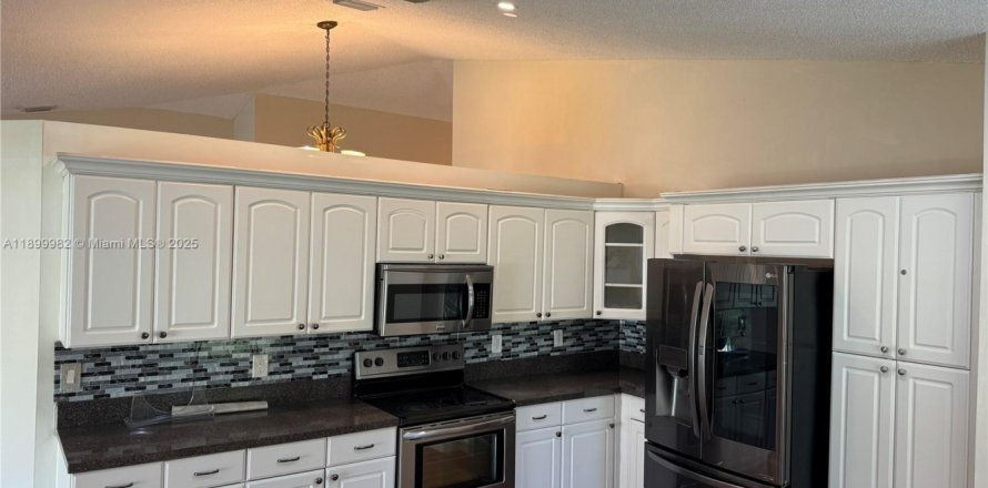 House in Miramar, Florida 4 bedrooms, 187.66 sq.m. № 1952521