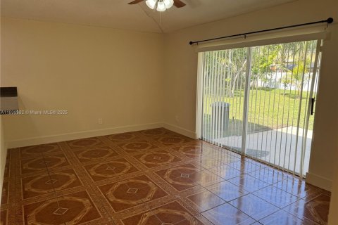 House in Miramar, Florida 4 bedrooms, 187.66 sq.m. № 1952521 - photo 9