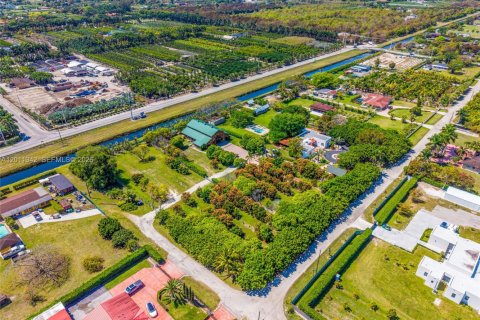 Casa en venta en Miami, Florida, 4 dormitorios, 619.38 m2 № 2075168 - foto 8
