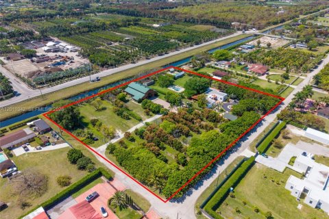 Casa en venta en Miami, Florida, 4 dormitorios, 619.38 m2 № 2075168 - foto 7