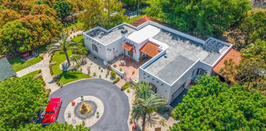 Casa en Miami, Florida 4 dormitorios, 619.38 m2 № 2075168