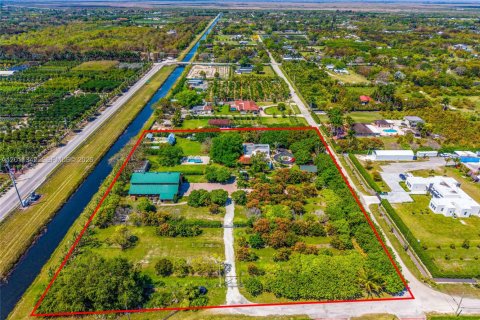 Casa en venta en Miami, Florida, 4 dormitorios, 619.38 m2 № 2075168 - foto 9