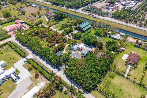 Casa en venta en Miami, Florida, 4 dormitorios, 619.38 m2 № 2075168 - foto 4