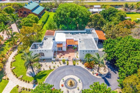 Casa en venta en Miami, Florida, 4 dormitorios, 619.38 m2 № 2075168 - foto 2