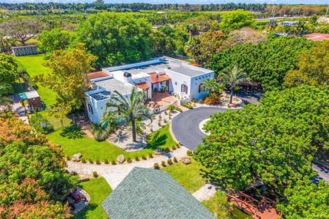 Casa en venta en Miami, Florida, 4 dormitorios, 619.38 m2 № 2075168 - foto 23