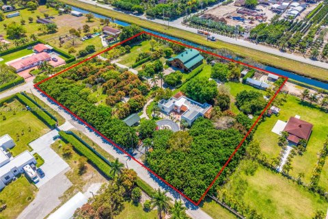 Casa en venta en Miami, Florida, 4 dormitorios, 619.38 m2 № 2075168 - foto 3