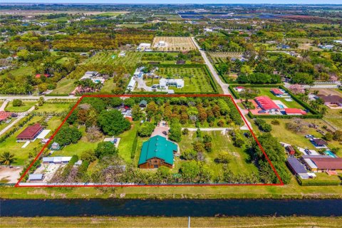 Casa en venta en Miami, Florida, 4 dormitorios, 619.38 m2 № 2075168 - foto 13