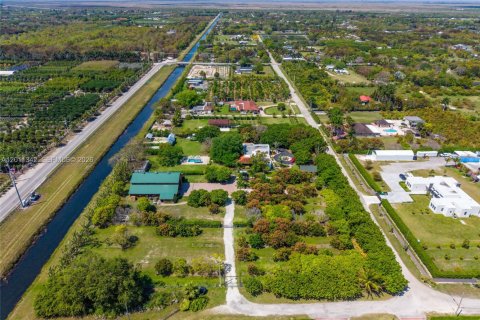 Casa en venta en Miami, Florida, 4 dormitorios, 619.38 m2 № 2075168 - foto 10