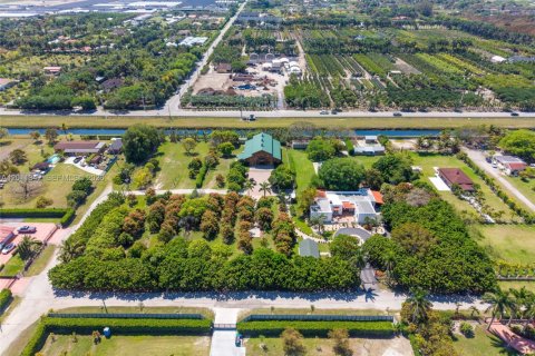 Casa en venta en Miami, Florida, 4 dormitorios, 619.38 m2 № 2075168 - foto 6