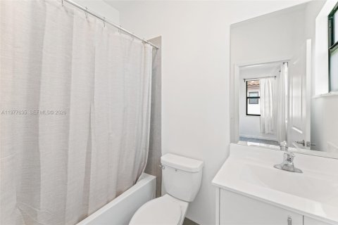 House in Miami, Florida 3 bedrooms, 123.37 sq.m. № 2042525 - photo 14