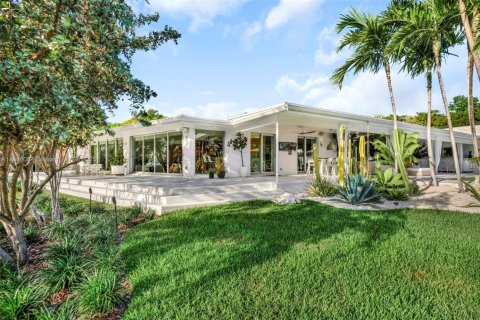 House in Key Biscayne, Florida 5 bedrooms, 439.06 sq.m. № 1937494 - photo 21