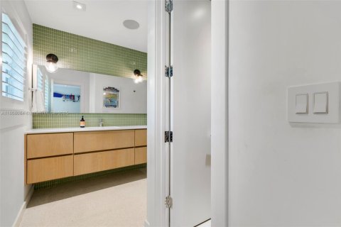 House in Key Biscayne, Florida 5 bedrooms, 439.06 sq.m. № 1937494 - photo 12