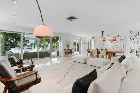 House in Key Biscayne, Florida 5 bedrooms, 439.06 sq.m. № 1937494 - photo 29
