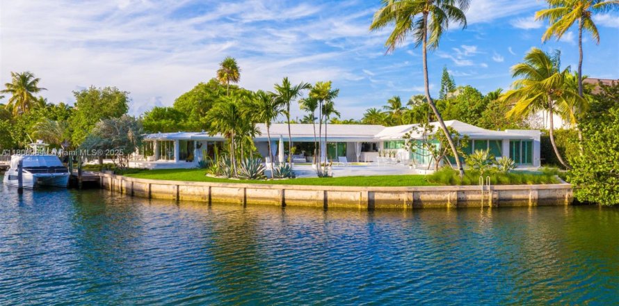 House in Key Biscayne, Florida 5 bedrooms, 439.06 sq.m. № 1937494