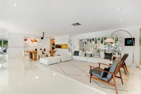 House in Key Biscayne, Florida 5 bedrooms, 439.06 sq.m. № 1937494 - photo 9