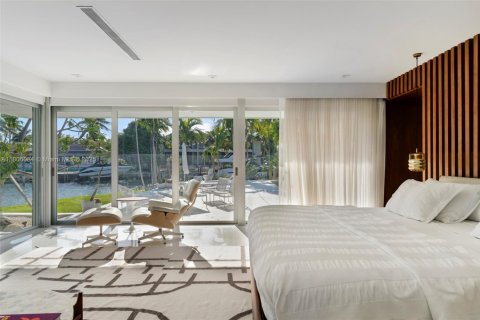 House in Key Biscayne, Florida 5 bedrooms, 439.06 sq.m. № 1937494 - photo 13