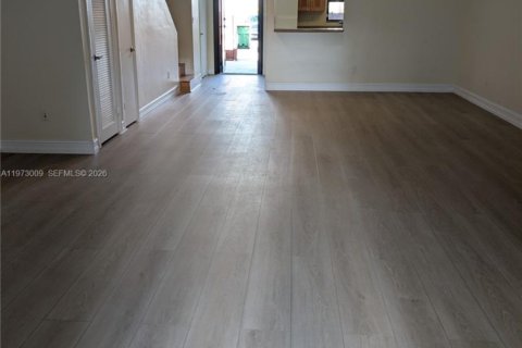 Снять в аренду таунхаус в Норт-Майами, Флорида 3 спальни, 152.36м2, № 2041299 - фото 4