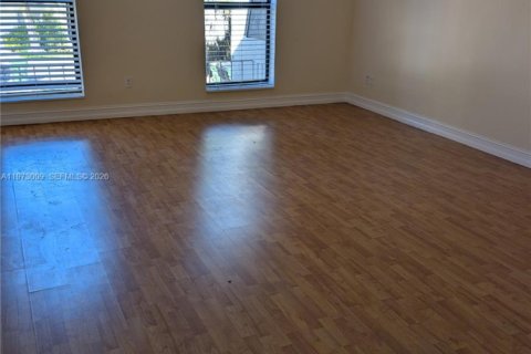 Снять в аренду таунхаус в Норт-Майами, Флорида 3 спальни, 152.36м2, № 2041299 - фото 5