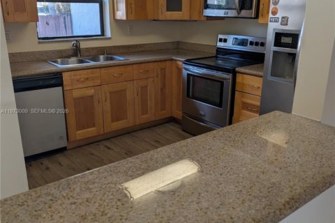 Снять в аренду таунхаус в Норт-Майами, Флорида 3 спальни, 152.36м2, № 2041299 - фото 2