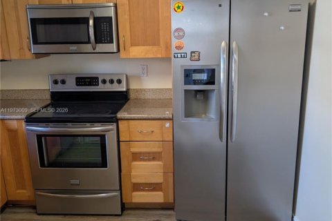 Снять в аренду таунхаус в Норт-Майами, Флорида 3 спальни, 152.36м2, № 2041299 - фото 3