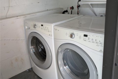 Снять в аренду таунхаус в Норт-Майами, Флорида 3 спальни, 152.36м2, № 2041299 - фото 8